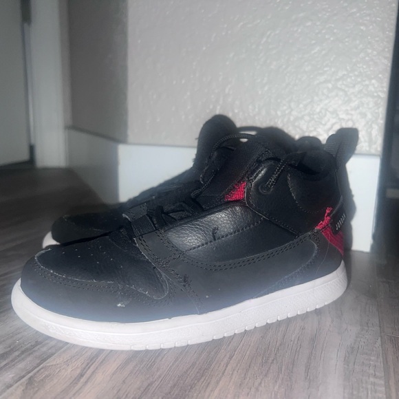 Kids Nike Jordan’s gently used, size 1 Youth - Picture 2 of 4